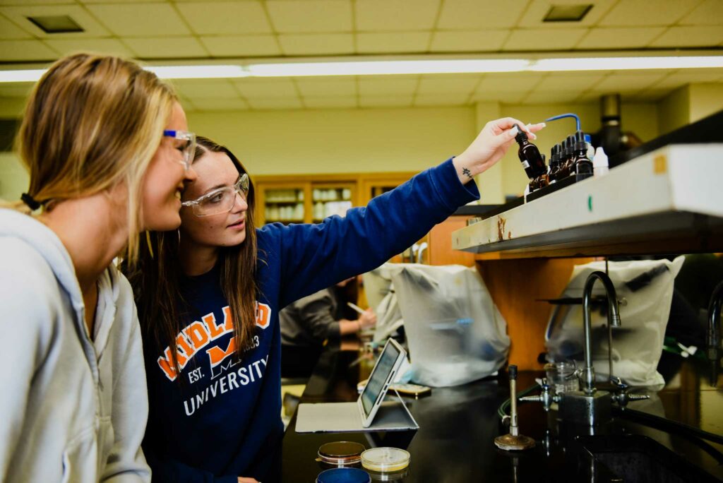 Midland University Students in Lab